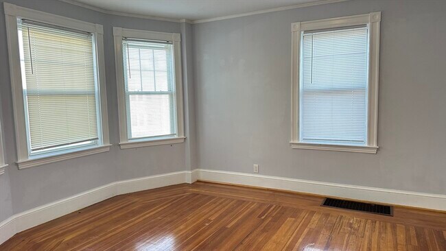 Building Photo - 10 Newport Terrace