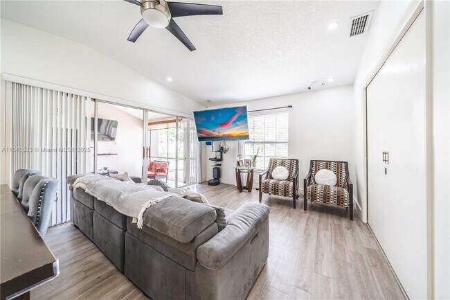 Building Photo - 5400 Lakewood Cir S