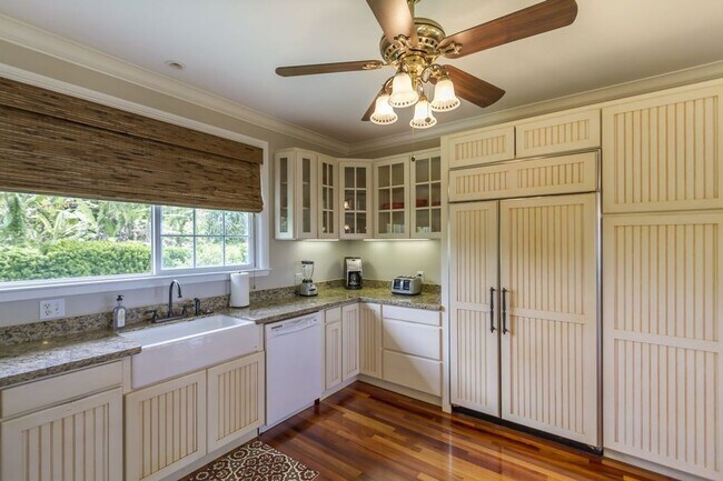 Building Photo - Estate on 1 acre 3 bedroom 2.5 baths and attached 2 car garage