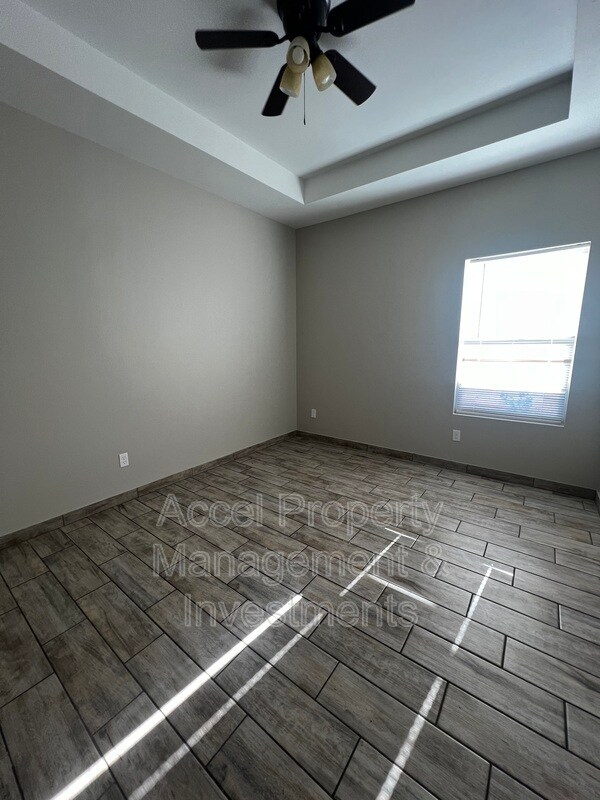 Building Photo - 1327 W Garfield Ave