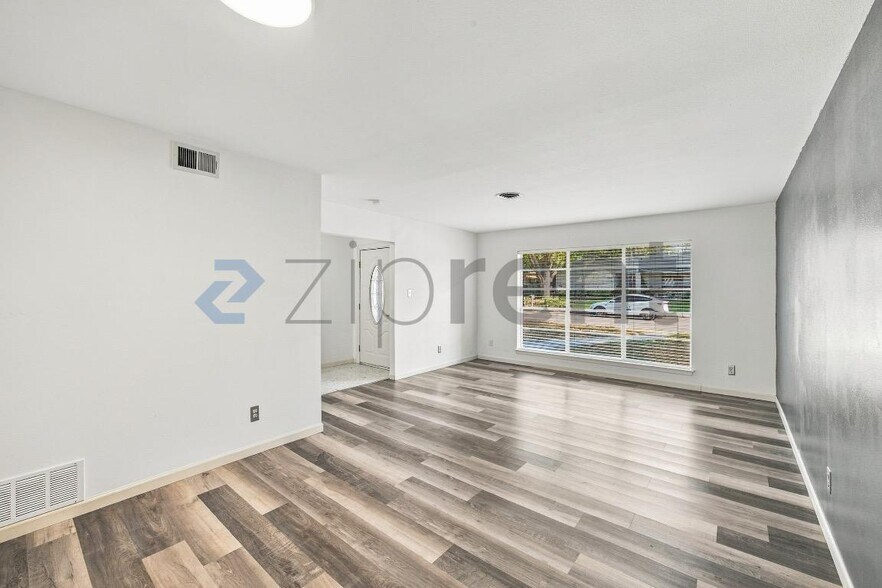 Building Photo - Unit