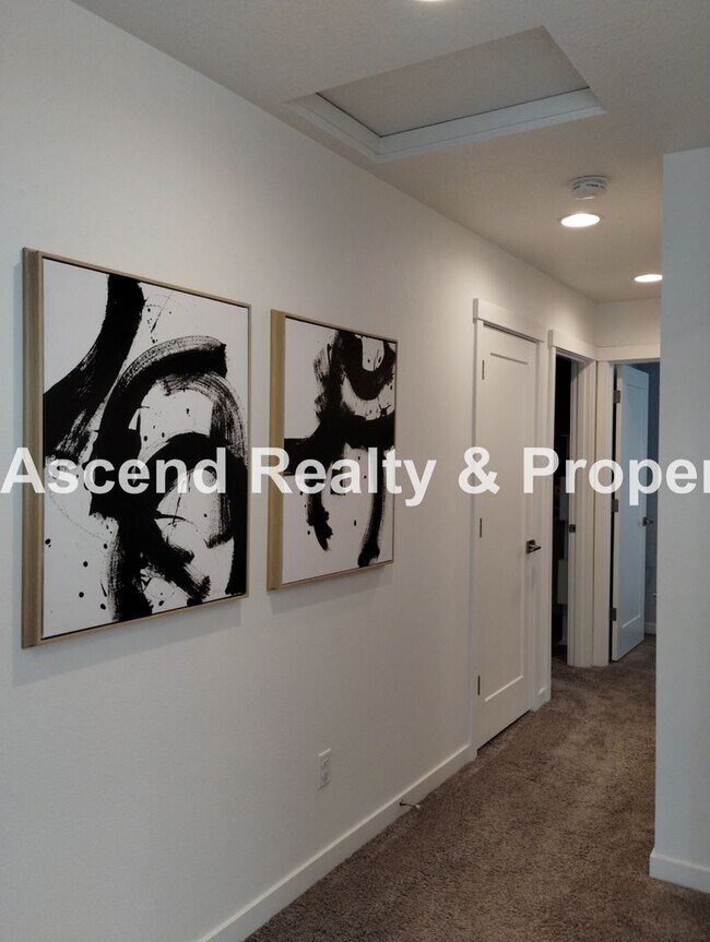 Building Photo - Like New 4 Bed Beauty Full Bed & Bath on M...