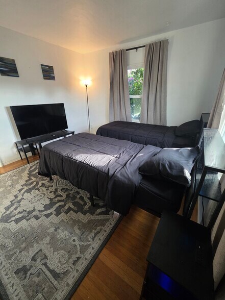 Building Photo - 9333 Lawlor St