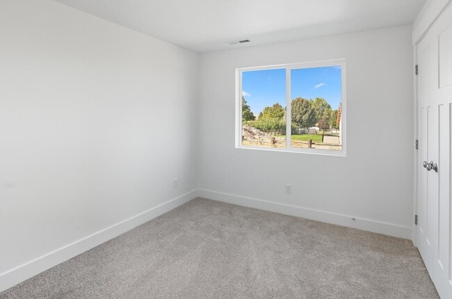 Building Photo - 225 265