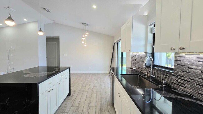 Building Photo - 4020 NW 41st Pl