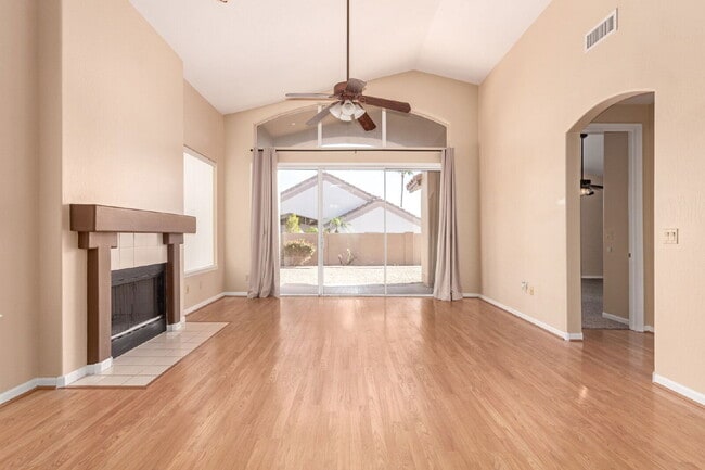 Building Photo - 4723 N Greenview Cir W