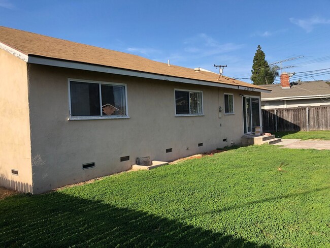 Building Photo - 4 bed 2 bath house with large backyard, 2 ...