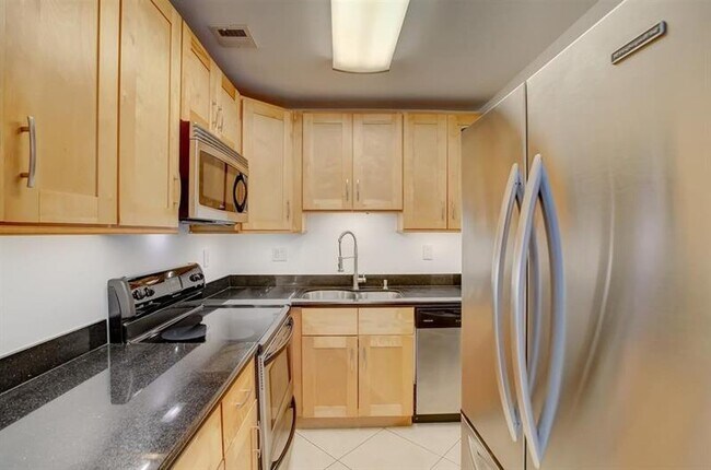 Building Photo - 3040 NE 16th Ave