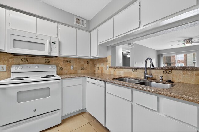 Building Photo - 18800 Egret Bay Blvd