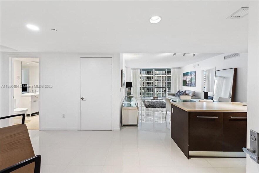 Building Photo - 475 Brickell Ave
