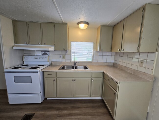 Building Photo - 2004 Palm St