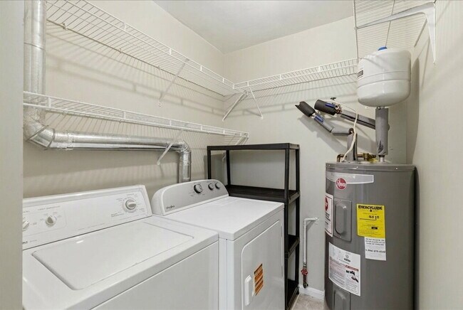 Building Photo - Comfortable Single-Family Home with Functional Layout and Outdoor Space