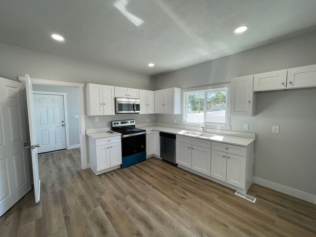 Building Photo - Spacious 4 Bed, 2 Bath Home with 2-Car Garage in Magna