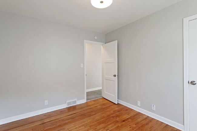Building Photo - Spacious 4BR/2BA Duplex — Available August...