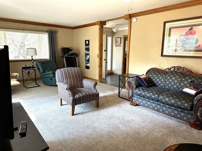 Building Photo - Deer Xing Retreat (3-6 month lease only)