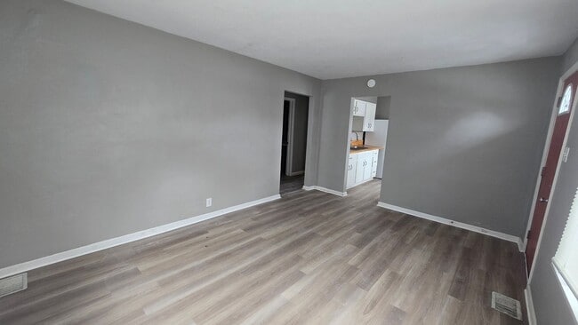 Building Photo - 2 bedroom 1 bathroom home