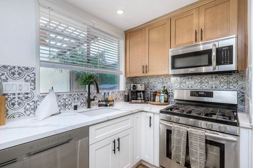 Building Photo - San Diego Coastal Dream Crown Point Jewel 3 or 6 Month lease only Partially Furnished Ready for M...