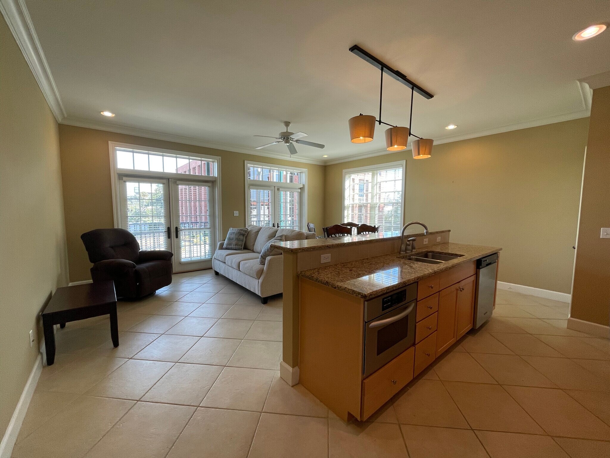 Building Photo - 415 E Romana St