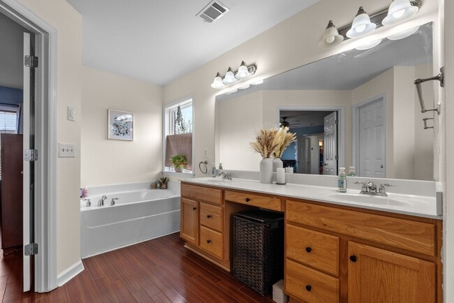 Building Photo - 3 Bed 2.5 Bath Home with 2 Car Garage and Fenced Backyard