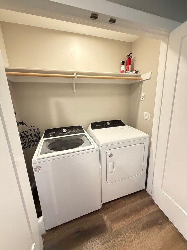 Building Photo - 3 Bedroom Home in gated community!