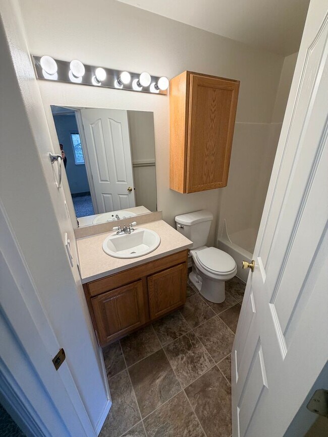 Building Photo - *Half-Off 1st Month's Rent!* Large Three Bedroom Duplex in Keizer