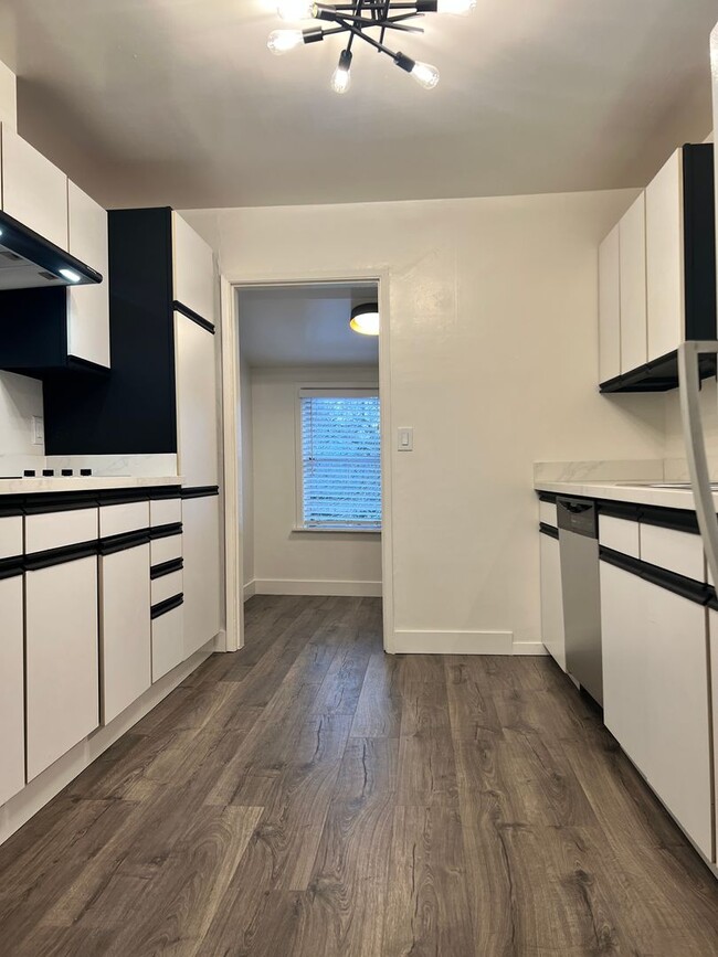 Building Photo - Coombs