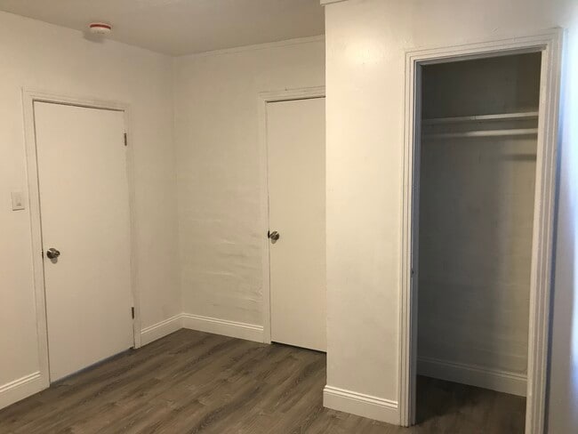 Building Photo - 1518 E Clinton Ave