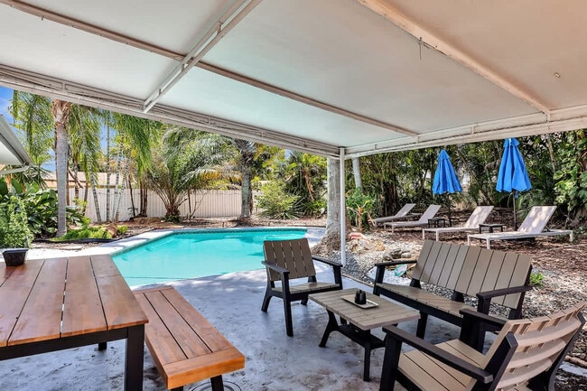 Building Photo - 1568 NE 35th St