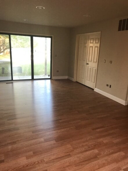 Building Photo - 371 Sandhurst Cir