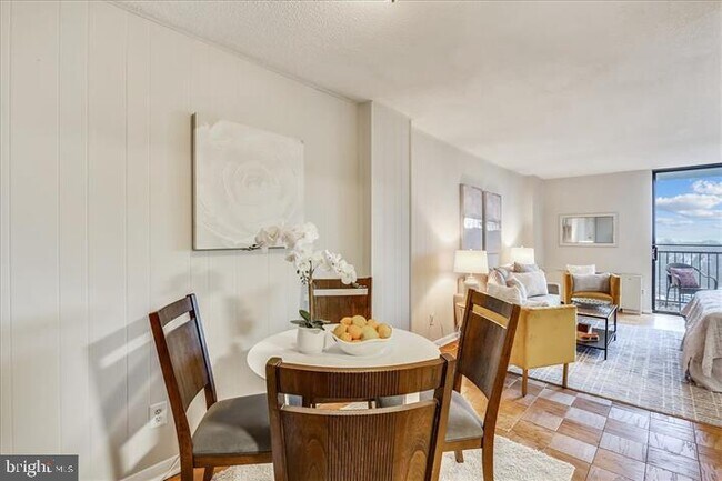 Building Photo - 4 Monroe St