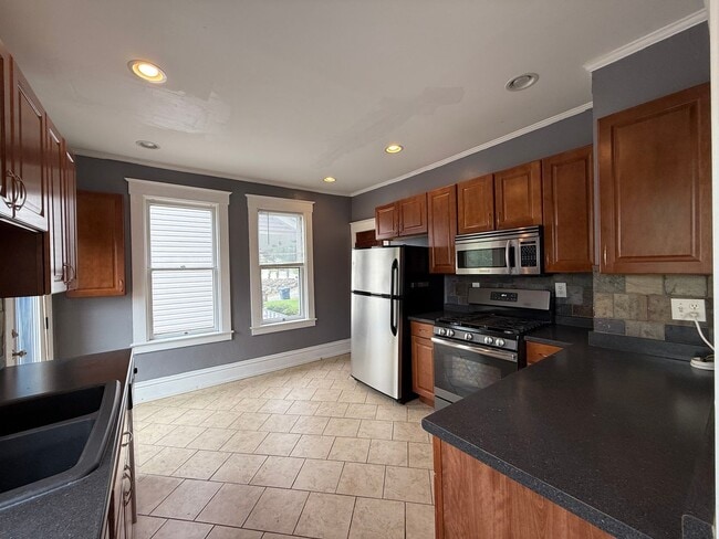Building Photo - Elegant 2 Bed, 1 Bath Home on South Hill!