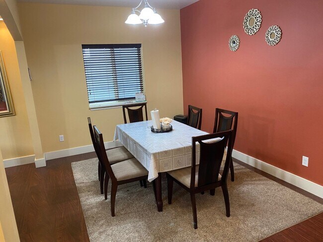 Building Photo - 5-Bedroom Home Located in Barkley Neighborhood