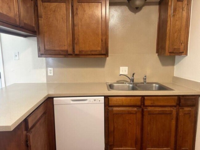 Building Photo - Nice single story duplex unit in NRH