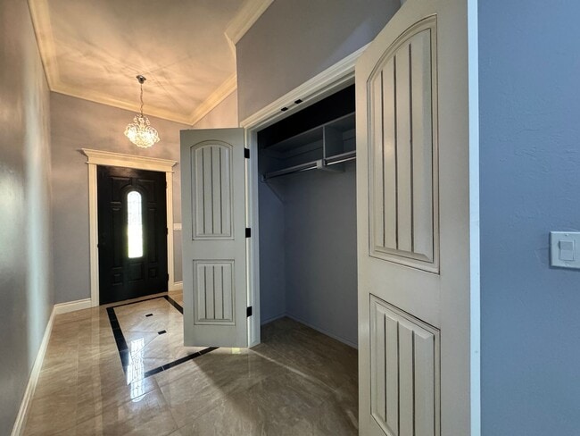 Building Photo - Spacious 3 Bed 2.5 Bath Home Near Oklahoma...