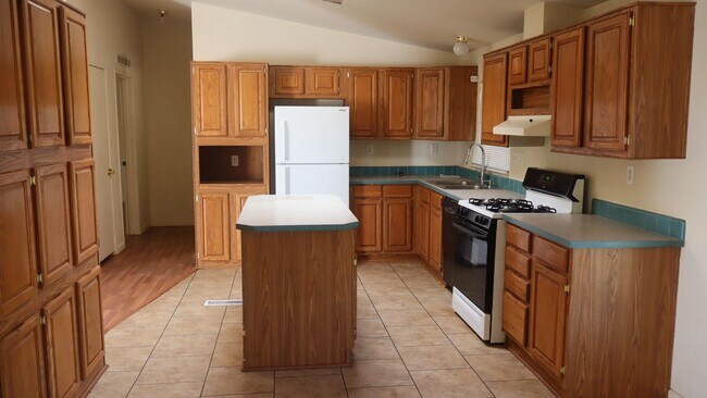 Building Photo - 6206 S Ranch Rd