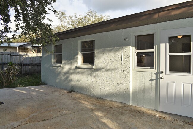 Building Photo - Reduced price! Great Neighborhood!
