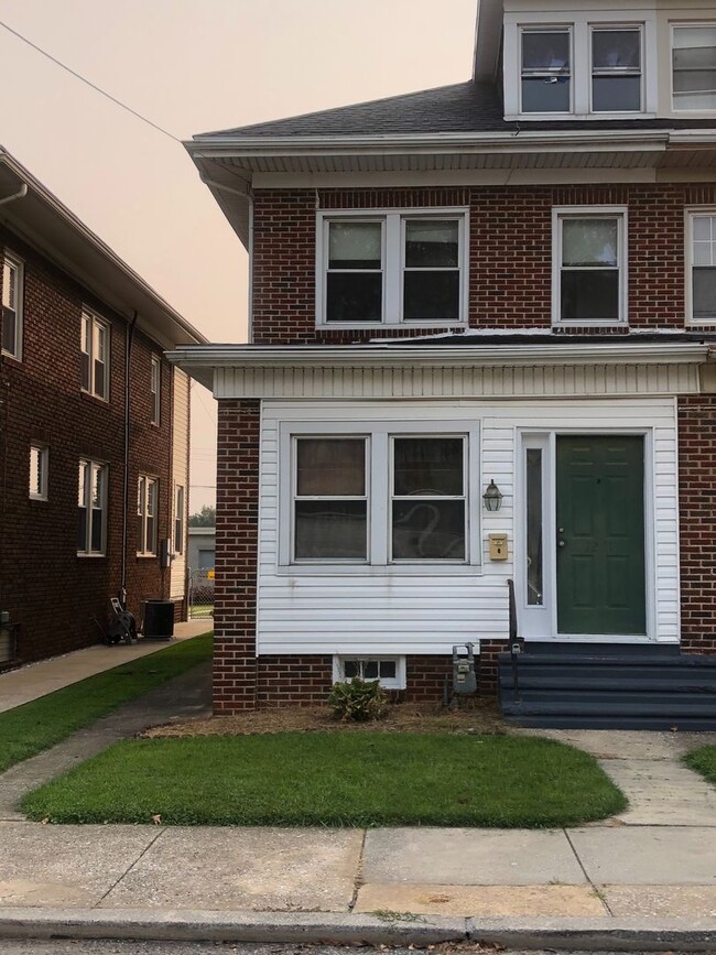 Primary Photo - Available Now 3 bed 1 bath Located in Cent...