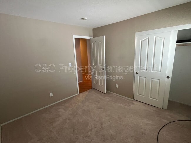 Building Photo - 1050 Colonial Ct