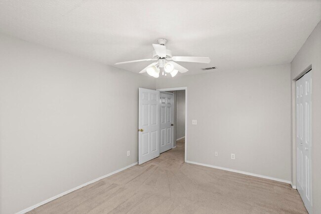 Building Photo - 5248 Sunsail Dr