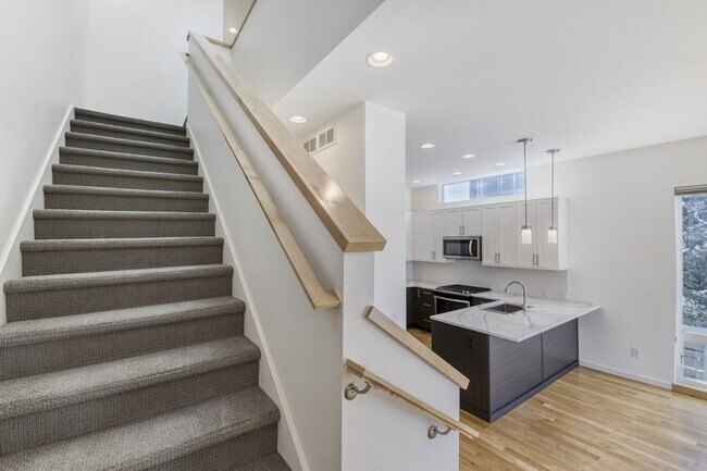 Building Photo - Bright Contemporary 3 Bedroom 2 Bath - August 1st!