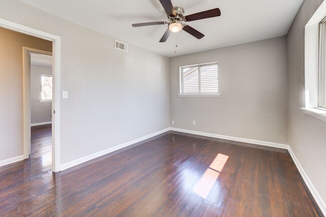 Building Photo - Gorgeous Midtown 3 Bedroom Remodel!