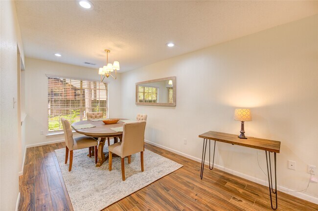 Building Photo - 56 E Village Knoll Cir