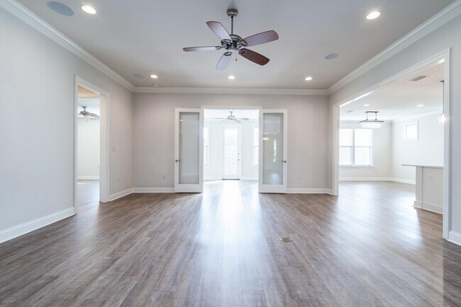 Building Photo - 718 Woods Dr