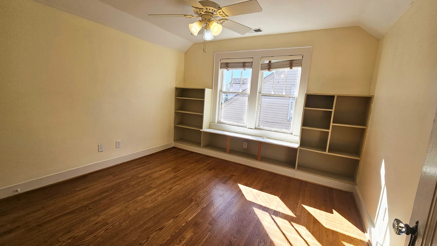 Building Photo - 2610 Woodlawn Dr