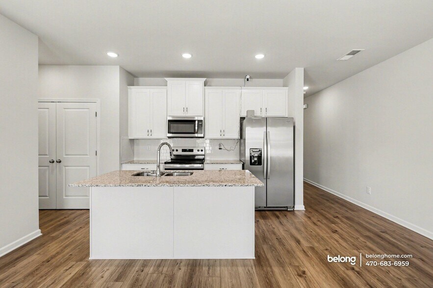 Building Photo - 6386 Sundowner Pl