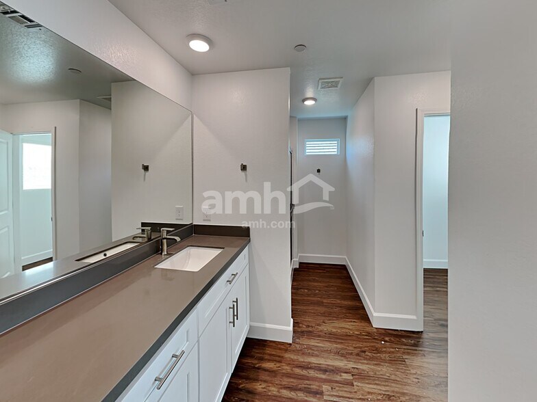 Building Photo - 10072 Roseum Ct
