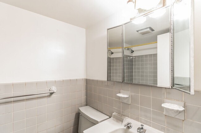 Building Photo - Light-filled studio in the prestigious Towers Condominium, nestled in the heart of Wesley Heights...