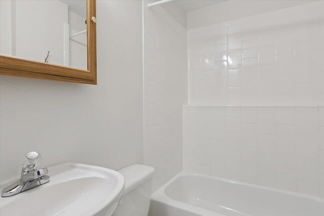 Building Photo - (PRICE DROP) Beautiful & Large 4-Bd 2.5-Ba...
