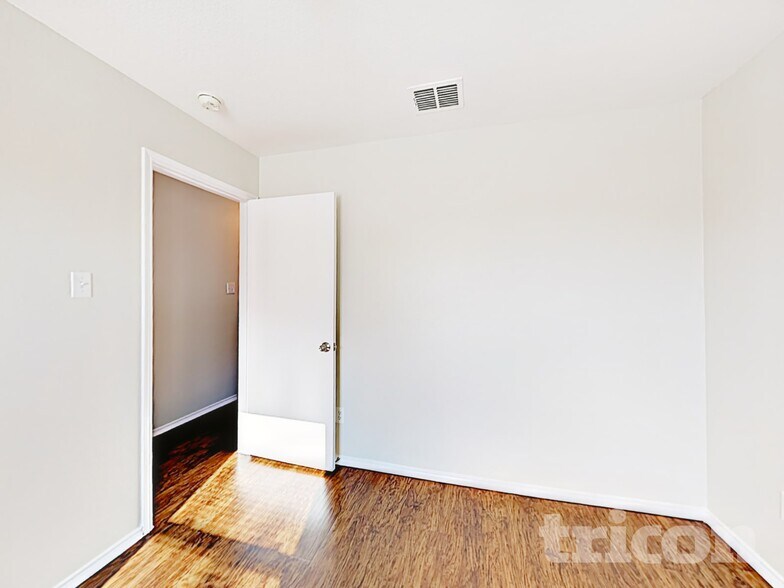 Building Photo - 2513 Thousand Oaks Dr