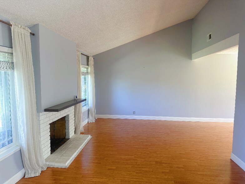 Building Photo - 32208 Deborah Dr